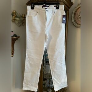 Gloria Vanderbilt NWT white jeans size 8P. C:4000-10-5/19/26
